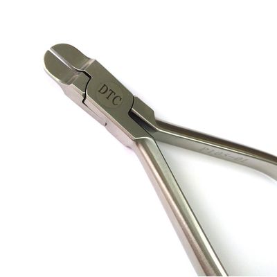 Aplicação de pinças de torque ortodônticas dentárias compatíveis com a ISO para tratamento ortodôntico eficaz